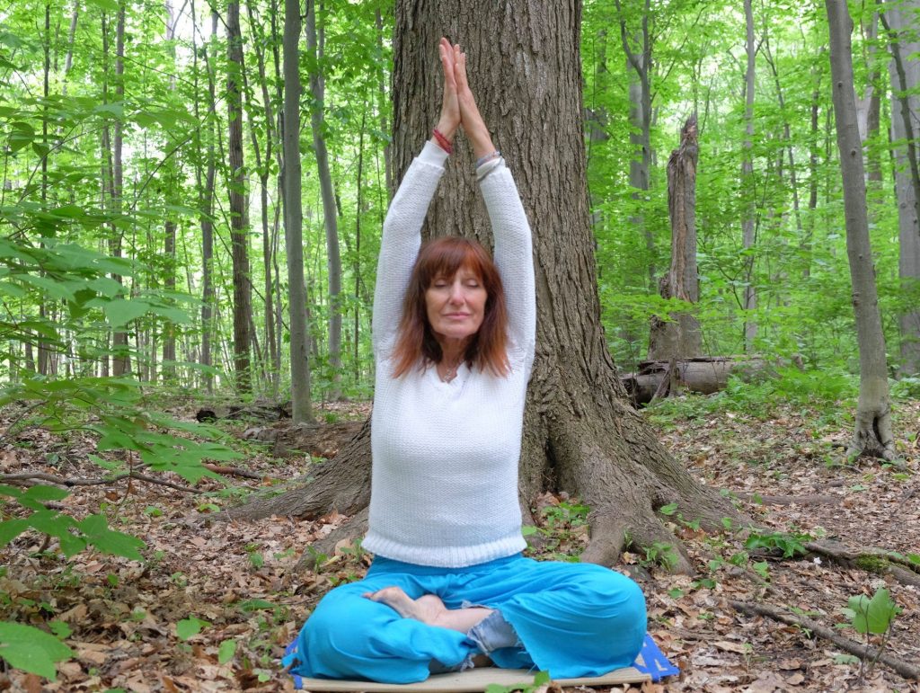 Lydia Cianciulli, fondatrice et enseignante d'OMKARA, en méditation en forêt